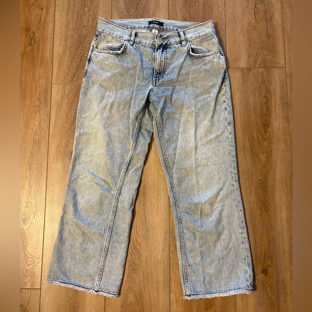 BDG Women’s light wash cropped jeans size 27